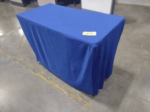 lot 604 image: (6) 4x2 Fitted & Skirted Table Cl...