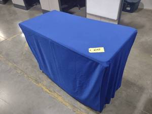 lot 605 image: (6) 4x2 Fitted & Skirted Table Cl...