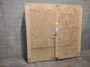 lot 711 image: Locking Shelf Unit, 100x24x98...