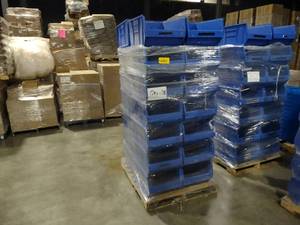 lot 260 image: (28) Quantum Stacking Bins, 17x18x1...