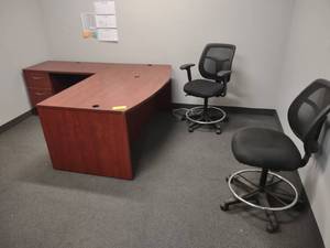 lot 595 image: Contents of Office...