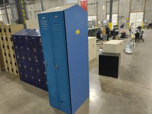 lot 368 image: 4-Door Locker Unit...