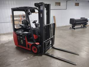 lot 28H image: Linde E20 Electric Forklift, 48 Vol...
