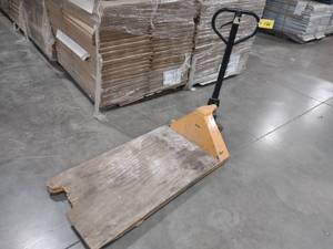 lot 730 image: Pallet Jack, Needs Oil...