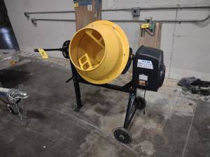 lot 762 image: Electric Cement Mixer, Near New Con...