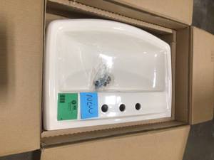 lot 4 image: Sink in White  Customer Returns See Pictures