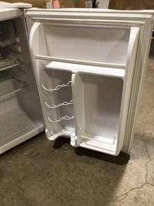 lot 30 image: Magic Chef 2.6 cu. ft. Mini Fridge in White  Customer Returns See Pictures