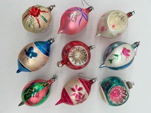lot 24 image: Vintage Assorted Glass Ornaments - Teardrop and Reflectors