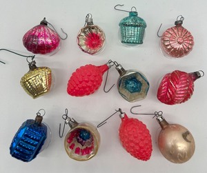 lot 34 image: Vintage Antique Glass Christmas Feather Tree Ornaments - 12