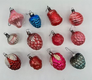 lot 44 image: Vintage Antique Feather Glass Christmas Ornaments