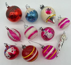 lot 46 image: Vintage Antique Mica Glass Christmas Bulbs including Unsilvered