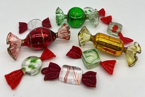 lot 50 image: Hand Blown Glass Wrapped Candies - 9