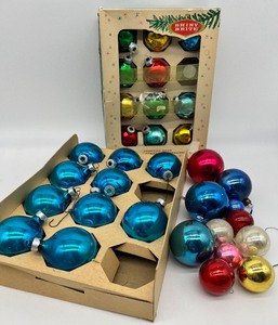 lot 62 image: Vintage Glass Christmas Ornament - Boxed and Loose Shiny Brite