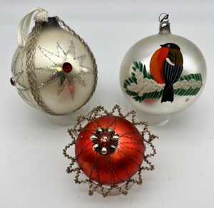 lot 112 image: Vintage Antique Trio of Ornaments including Wire Wrapped