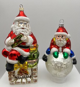 lot 179 image: Hand Blown Glass Christmas Ornaments - Pair of Santas