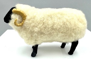 lot 140 image: Ewes to you