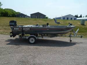 lot 10 image: 1987 Bass Tracker Boat17