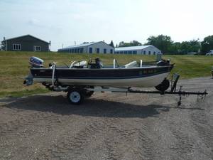 lot 2 image: 1980 Crestliner Boat