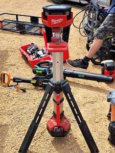 lot 14 image: Milwaukee Cordless Tripod Work Light with Battery