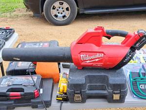 lot 18 image: Milwaukee M18V Blower 2728-20 with Battery