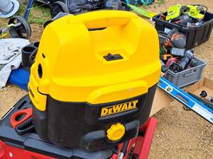 lot 19 image: DeWalt Heavy Duty 2-Gallon CordlessCorded  WetDry Vacuum DC500