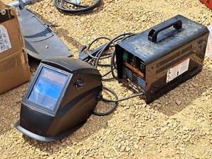lot 20 image: Chicago Electric Welder 70 Amp Arc Welder