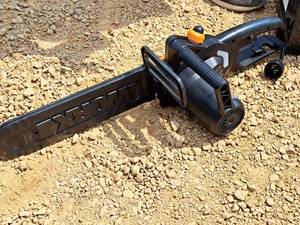 lot 21 image: Worx 14 Electric Chain Saw WG305