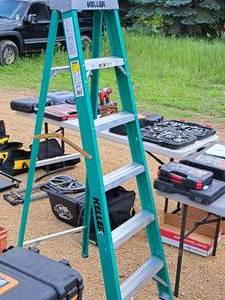 lot 27 image: Keller 6 Fiberglass Step Ladder 676