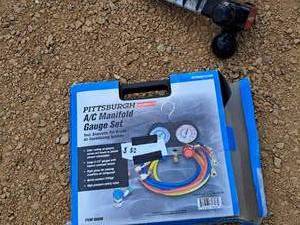 lot 36 image: Pittsburgh R134A AC Manifold Gauge Set