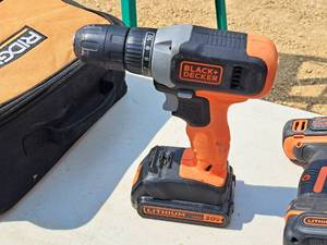 lot 50 image: Black & Decker 10mm 20V Drill with Battery