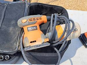 lot 51 image: Ridgid 14-sheet Palm Sander R2500 with Dust Collection System and Carry Bag