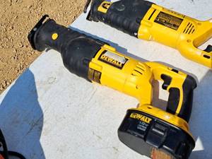 lot 64 image: DeWalt Variable Speed 18V Reciprocating Saw DC385 with Battery