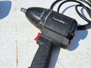 lot 67 image: Husky 12 Air Impact Wrench H4450
