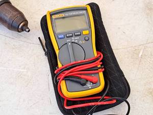 lot 109 image: Fluke True RMS Multimeter 113 with Case