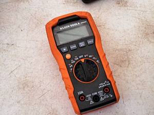lot 111 image: Klein Tools Multimeter MM400