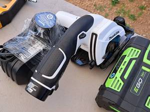 lot 146 image: Makita 3-38 12V Circular Saw SH01 with (2) Batteries, Charger
