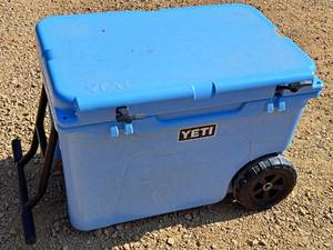 lot 272 image: Yeti Plastic Rolling Chest Cooler