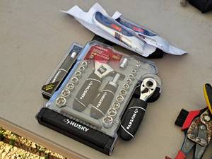 lot 158 image: Husky 14,38-drive SAEMetric Stubby Combination Wrench and Socket Set 46-piece with (2) Utility Knives
