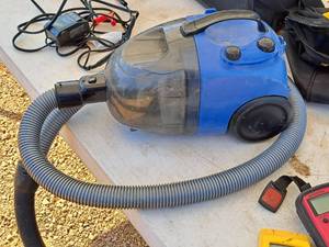 lot 170 image: Household 1200W Mini Shop Vacuum VC-H3301