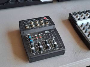 lot 325 image: Harbinger LvL Series Mixer Board L502