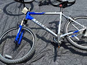 lot 387 image: Trek 4300 22 Mens Trail Bicycle 22 SilverBlue Frame
