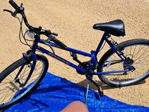 lot 394 image: Schwinn Sidewinder 22 Womens Trail Bicycle 20 Blue Frame