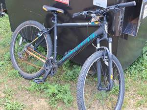 lot 401 image: Schwinn Chute 24 Mens Trail Bicycle 20 Grey Frame