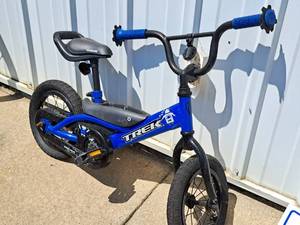 lot 404 image: Trek Childrens Single-speed BMX Bicycle Blue