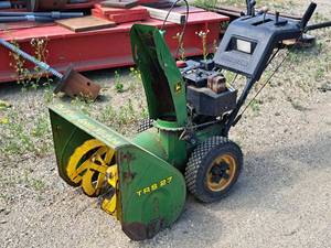 lot 170 image: John Deere TRS 27 Gas Snowblower