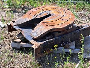 lot 172 image: Holland Semi Truck 5th Wheel