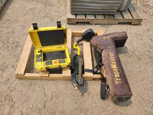 lot 236 image: Schonstedt TraceMaster Underground Utility Locator with Accessories and Carry Bag