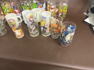 ASSORTMENT OF CHARLIE BROWN FLINTSTONES STAR WARS GLASSES