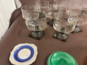 ASSORTMENT OF GLASSWARE