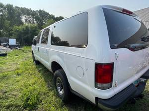 lot 4 image: 2000 Ford Excursion 7.3 Liter Diesel